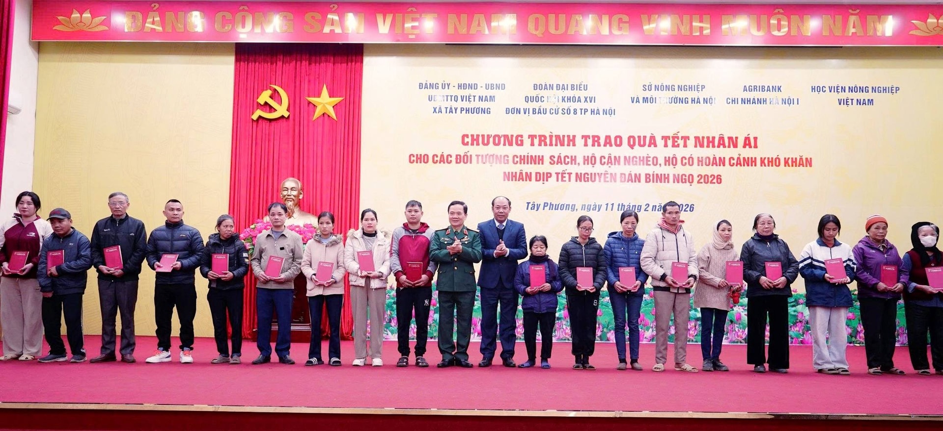 Đại biểu Quốc hội Thành phố trao quà Tết tới các gia đình khó khăn trên địa bàn xã Tây Phương- Ảnh 2.