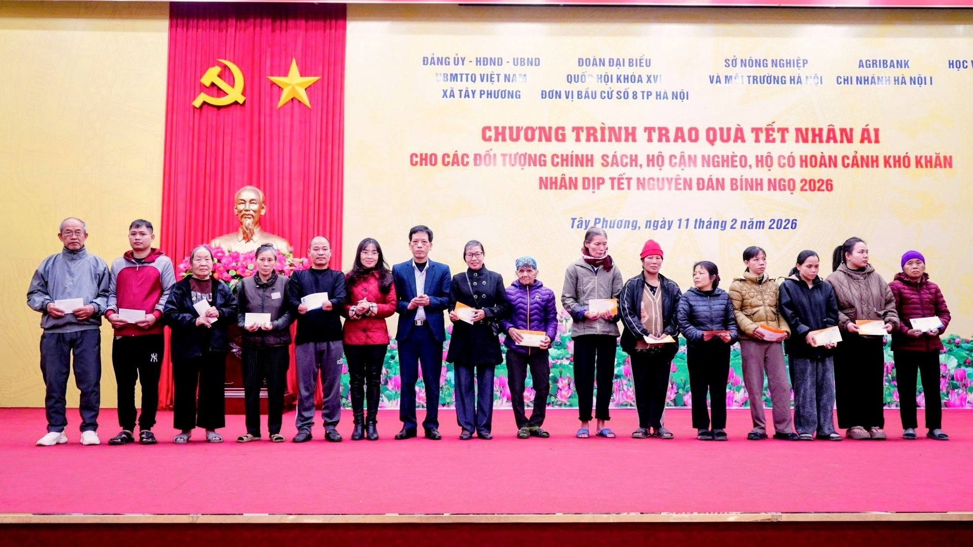 Đại biểu Quốc hội Thành phố trao quà Tết tới các gia đình khó khăn trên địa bàn xã Tây Phương- Ảnh 3.