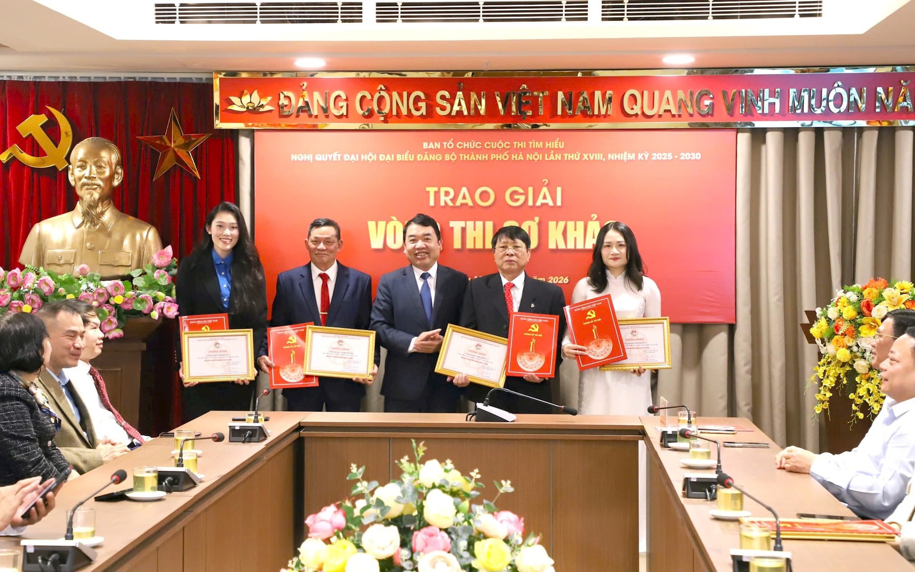 Phó Trưởng ban Tuyên giáo và Dân vận Thành ủy Hà Nội Đào Xuân Dũng trao giải cho các cá nhân có bài thi tự luận xuất sắc vòng sơ khảo