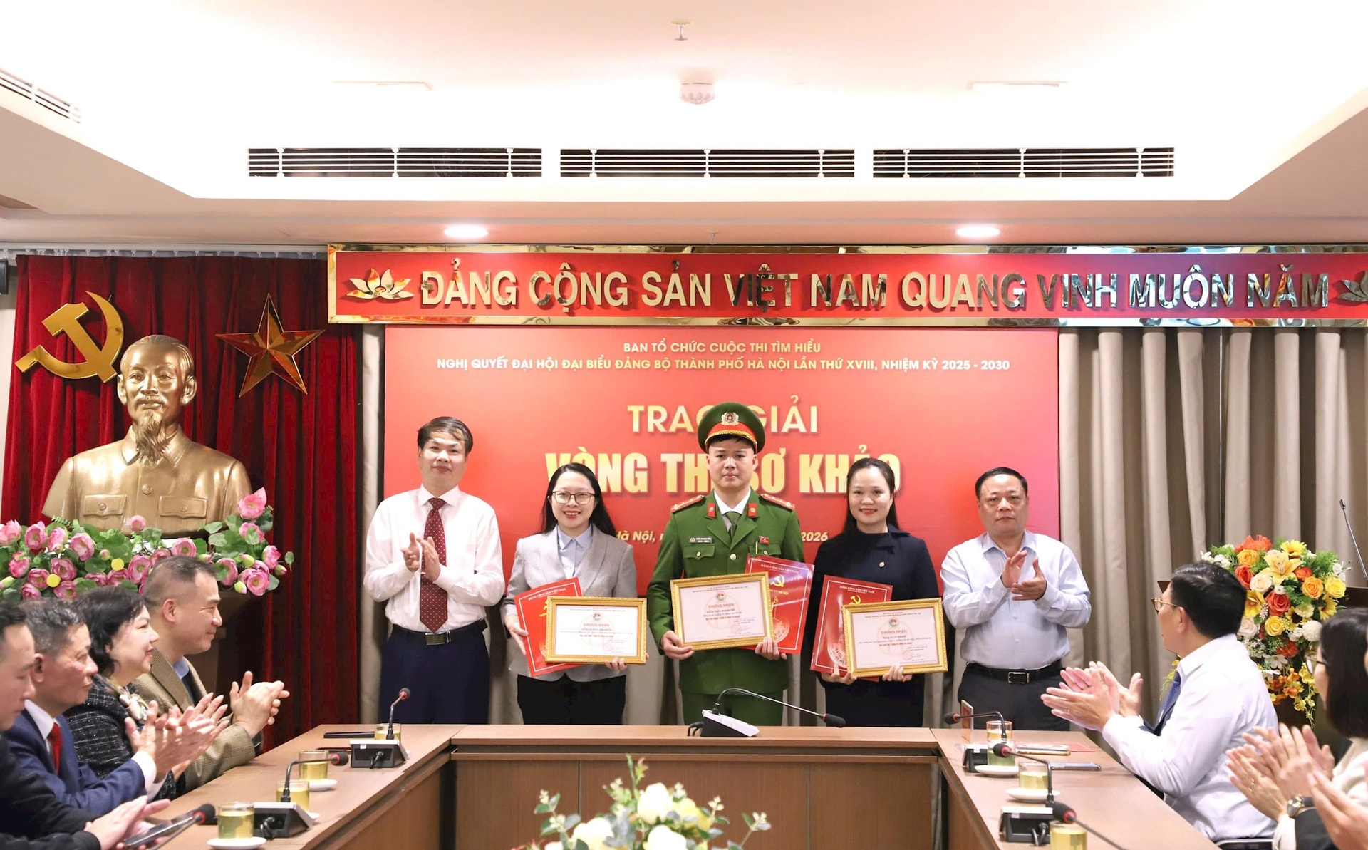 Trao giải vòng sơ khảo Cuộc thi tìm hiểu Nghị quyết Đại hội Đảng bộ Thành phố lần thứ XVIII- Ảnh 1.