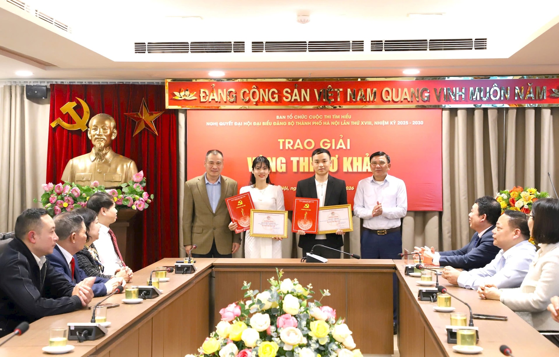 Trao giải vòng sơ khảo Cuộc thi tìm hiểu Nghị quyết Đại hội Đảng bộ Thành phố lần thứ XVIII- Ảnh 2.