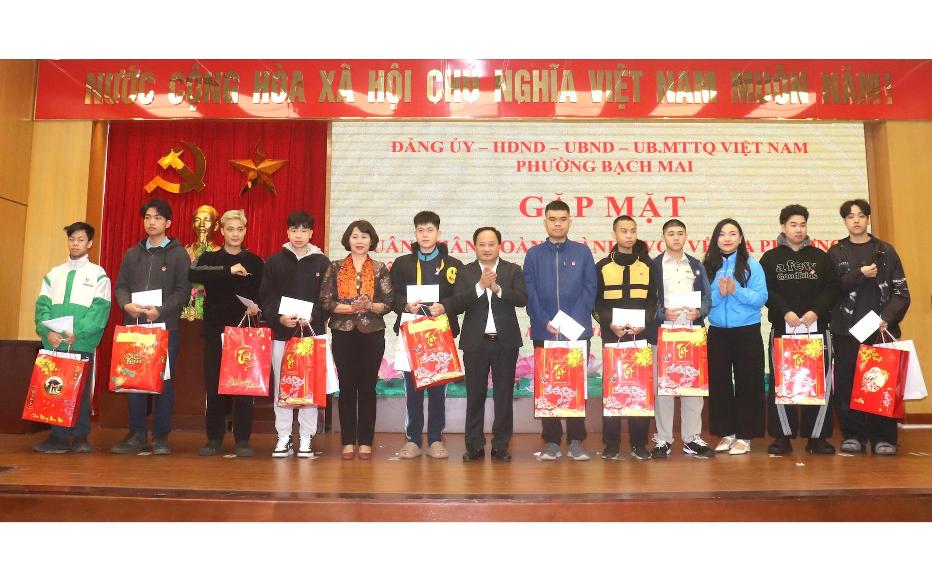 Lãnh đạo phường Bạch Mai tặng quà động viên các tân binh chuẩn bị lên đường nhập ngũ