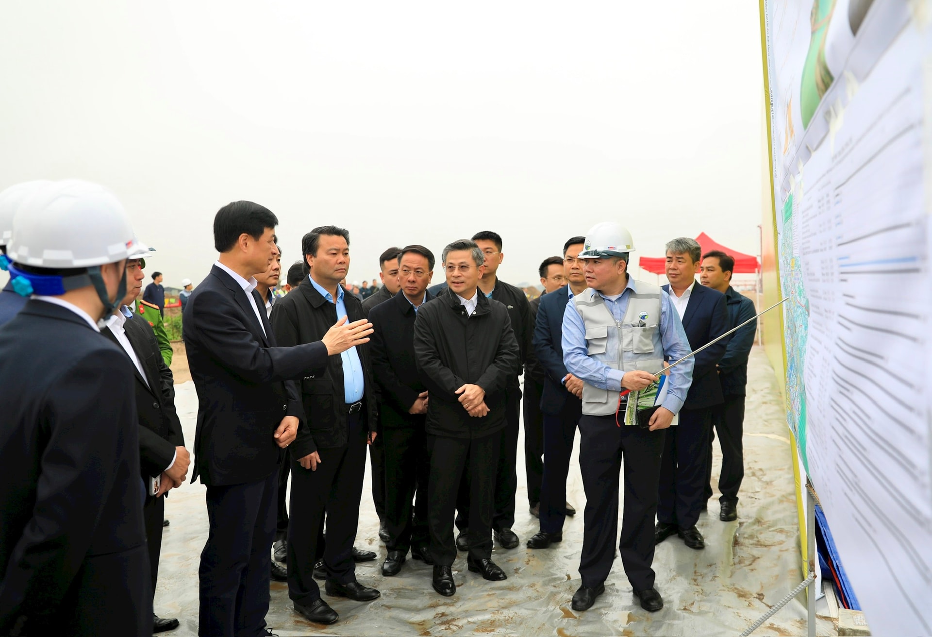 Bí thư Thành ủy Nguyễn Duy Ngọc: Kịp thời tháo gỡ vướng mắc, bảo đảm tiến độ dự án đường Vành đai 4 - Vùng Thủ đô- Ảnh 1.