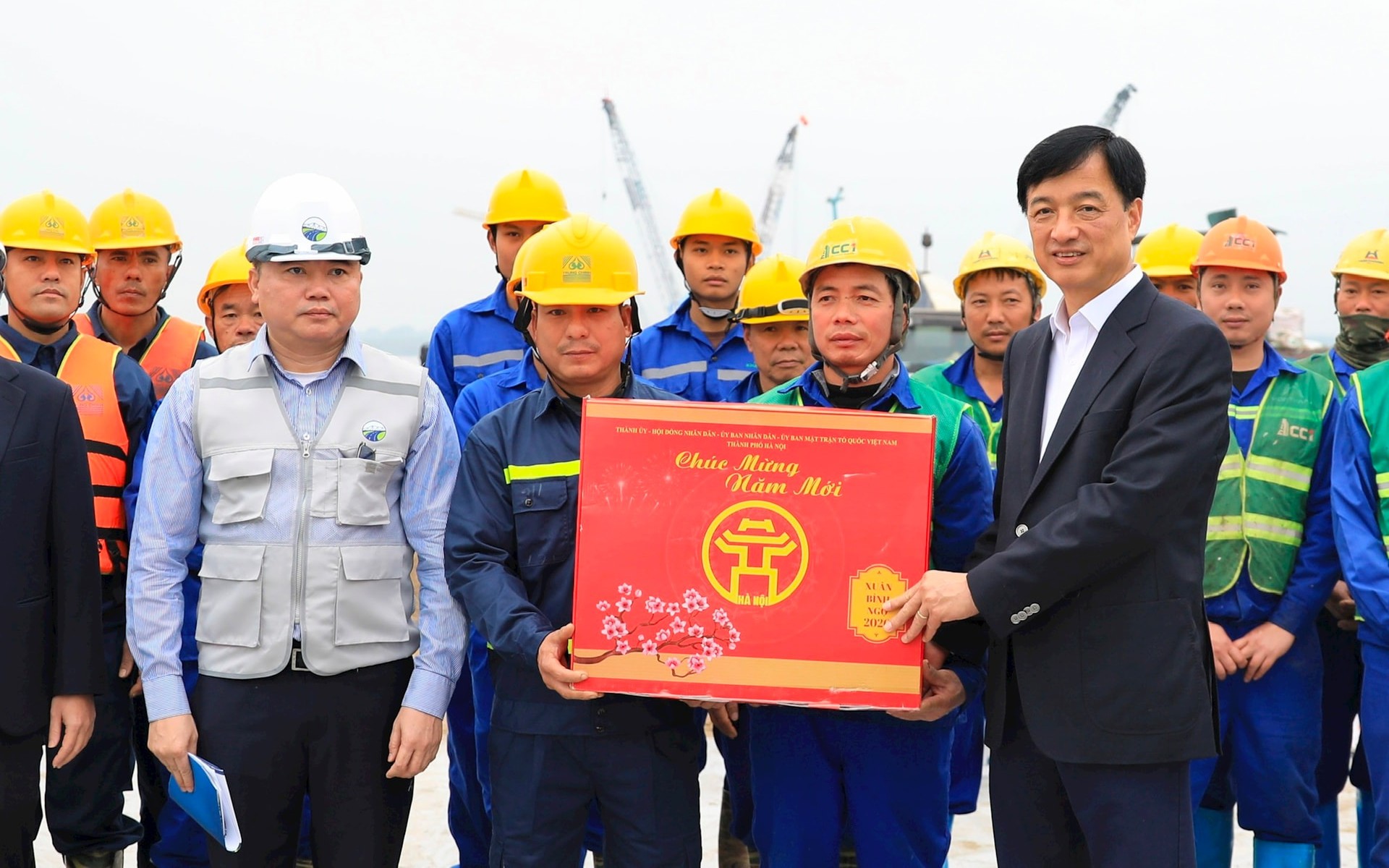 Bí thư Thành ủy Hà Nội Nguyễn Duy Ngọc động viên các công nhân thi công cầu Hồng Hà. 