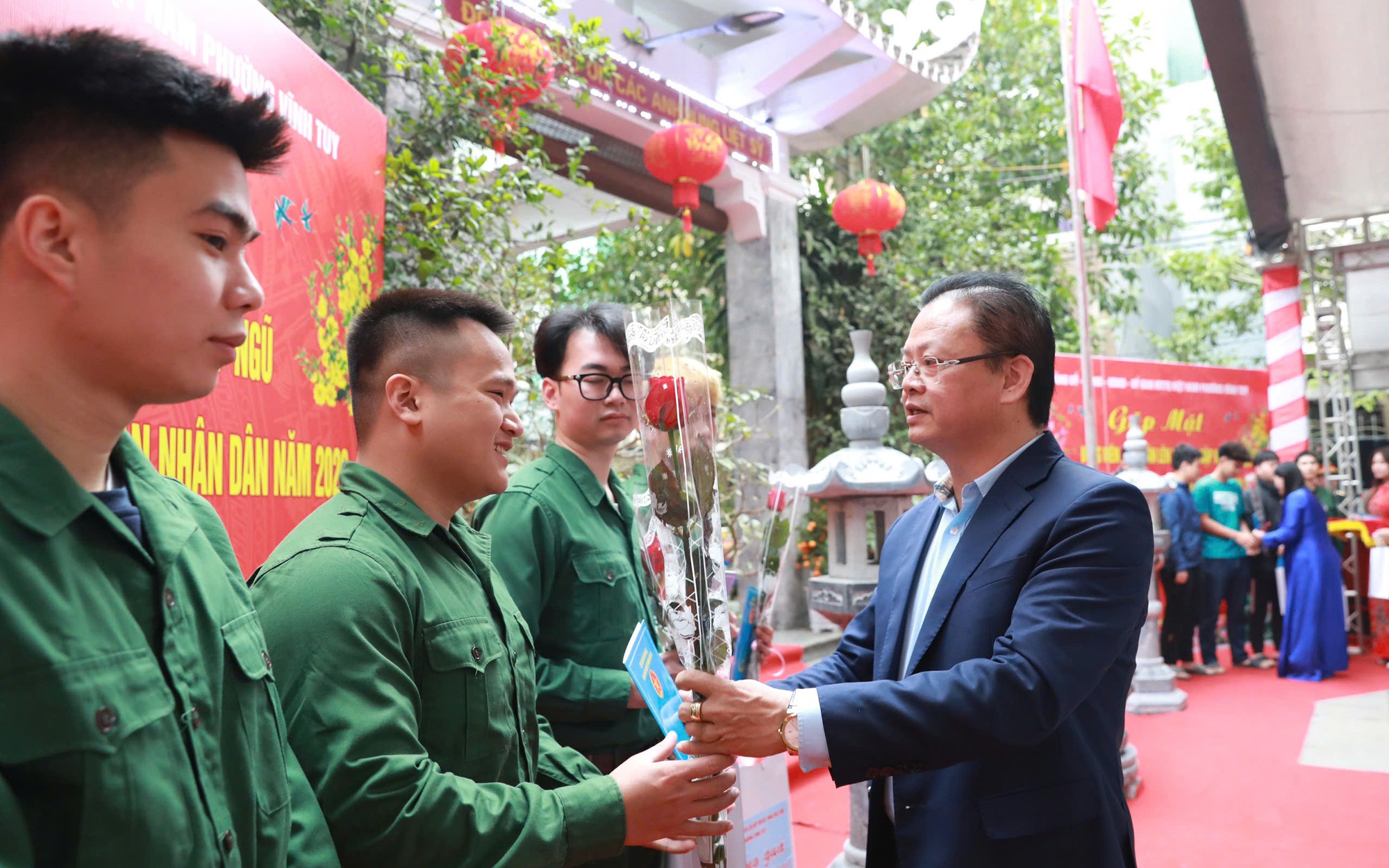 Chủ tịch UBND phường Vĩnh Tuy Vũ Văn Hoạt tặng quà động viên tân binh