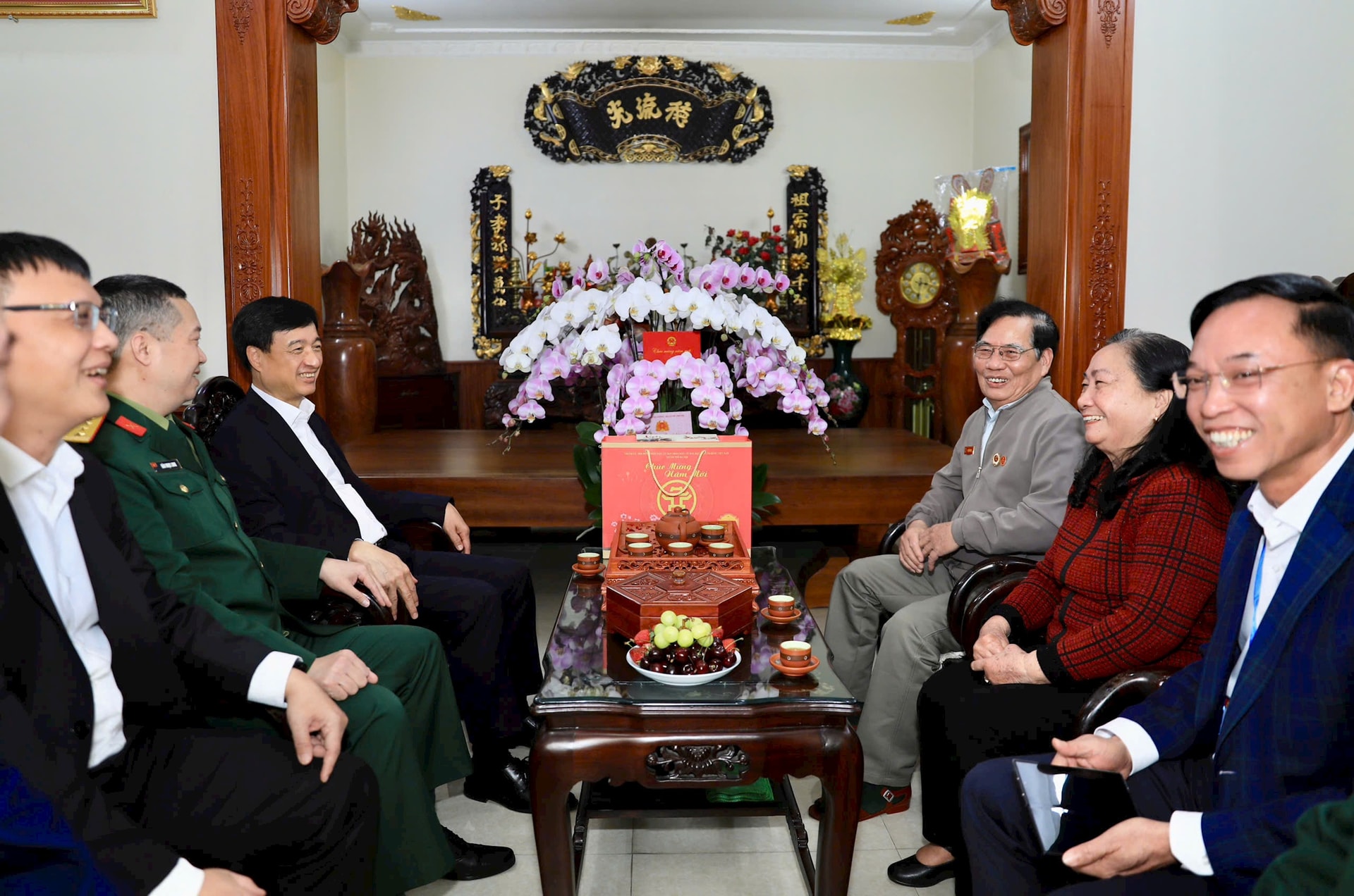 Bí thư Thành ủy Nguyễn Duy Ngọc thăm, chúc Tết các gia đình người có công tiêu biểu phường Long Biên- Ảnh 1.