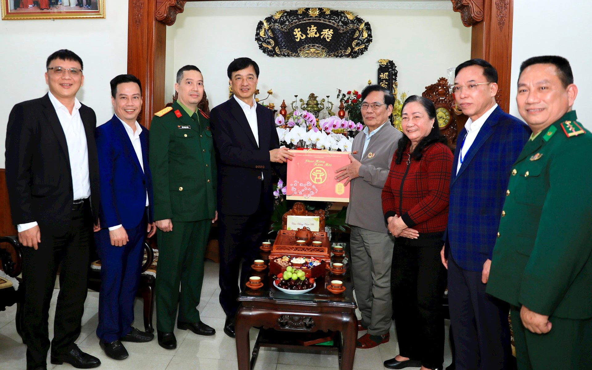 Bí thư Thành ủy Hà Nội Nguyễn Duy Ngọc tặng quà ông Đào Hồng Nhị