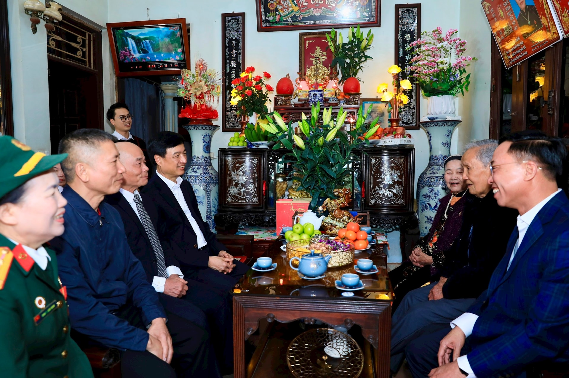 Bí thư Thành ủy Nguyễn Duy Ngọc thăm, chúc Tết các gia đình người có công tiêu biểu phường Long Biên- Ảnh 2.