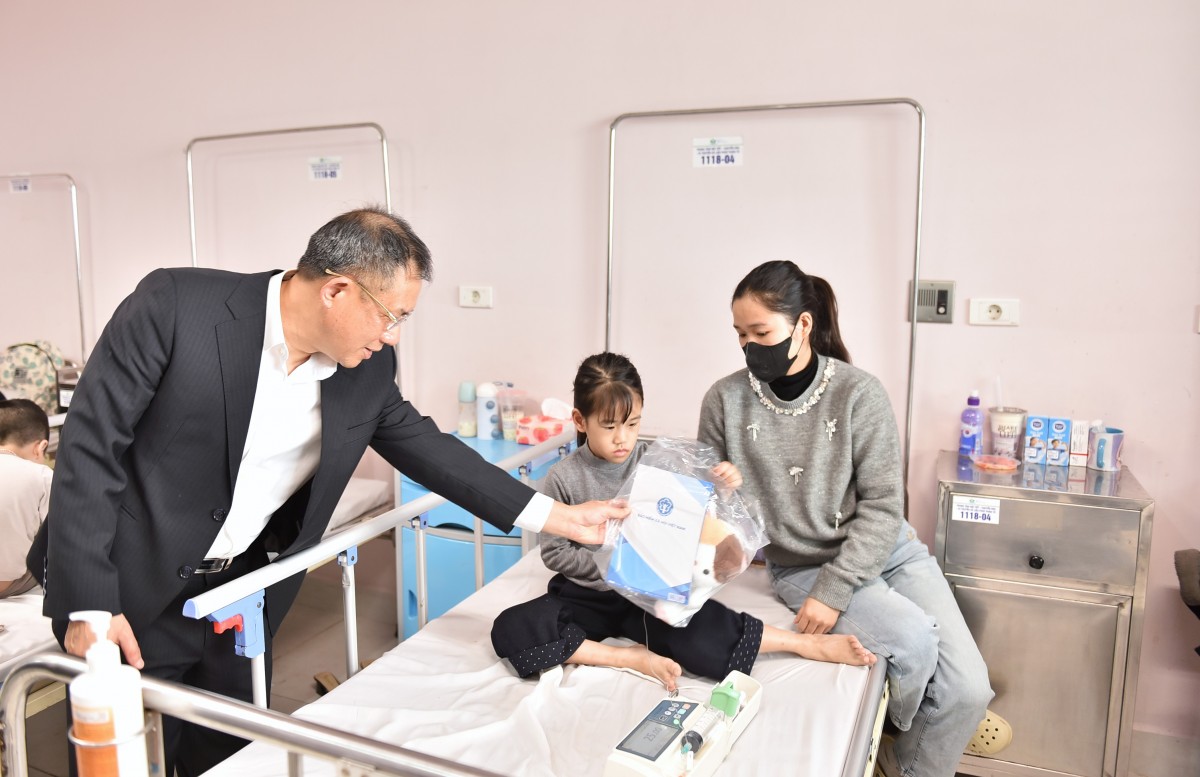 Lan tỏa yêu thương, mang Tết ấm đến với bệnh nhân có hoàn cảnh khó khăn- Ảnh 1.