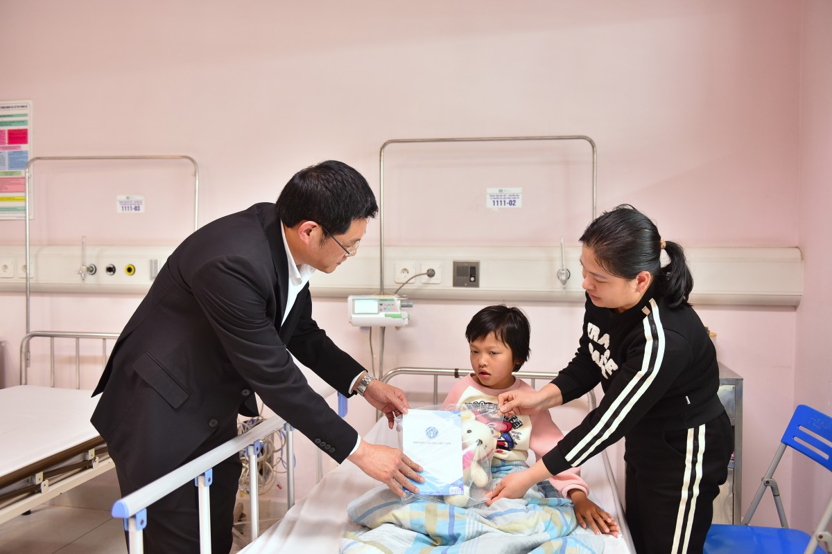 Lan tỏa yêu thương, mang Tết ấm đến với bệnh nhân có hoàn cảnh khó khăn- Ảnh 2.