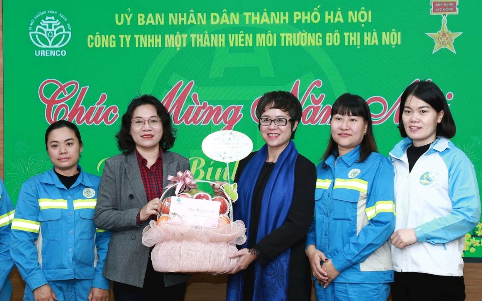 Phó Chủ tịch Hội Liên hiệp phụ nữ thành phố Hà Nội Dương Minh Ánh chúc Tết cán bộ, nhân viên Công ty TNHH MTV Môi trường đô thị Hà Nội.