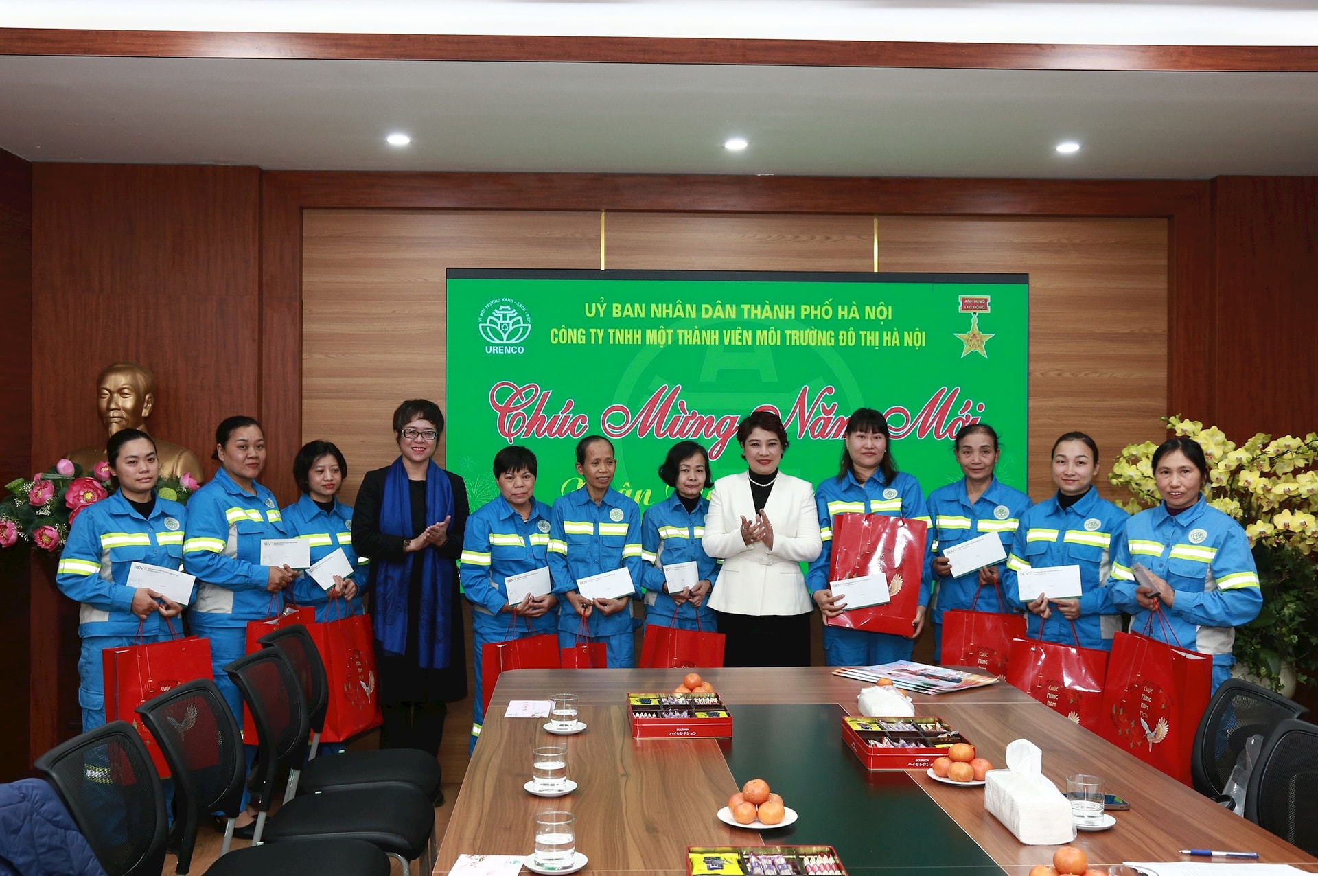 Leader of Hanoi Women's Union visits environmental workers- Ảnh 2.