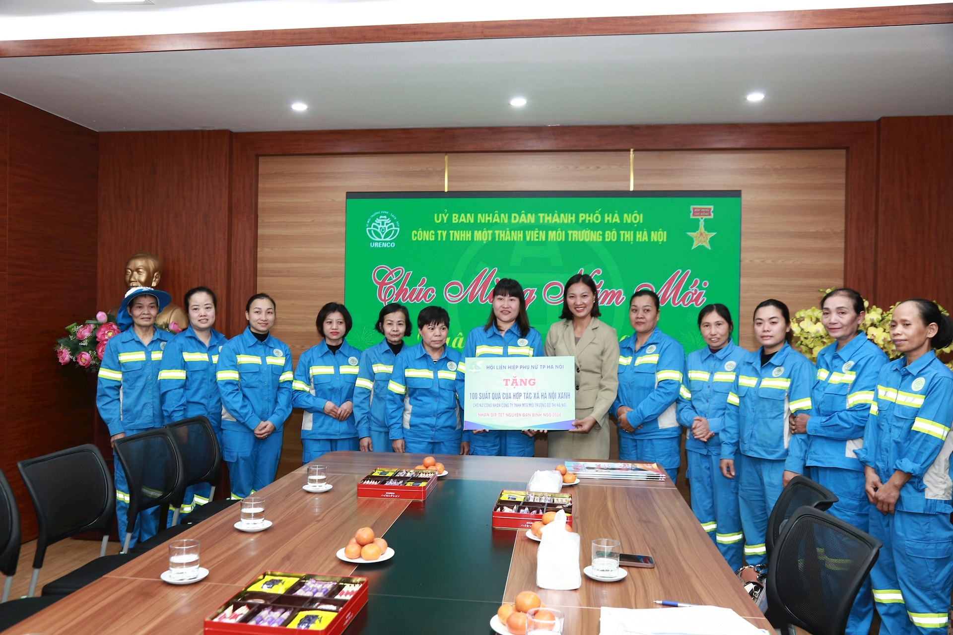 Leader of Hanoi Women's Union visits environmental workers- Ảnh 3.