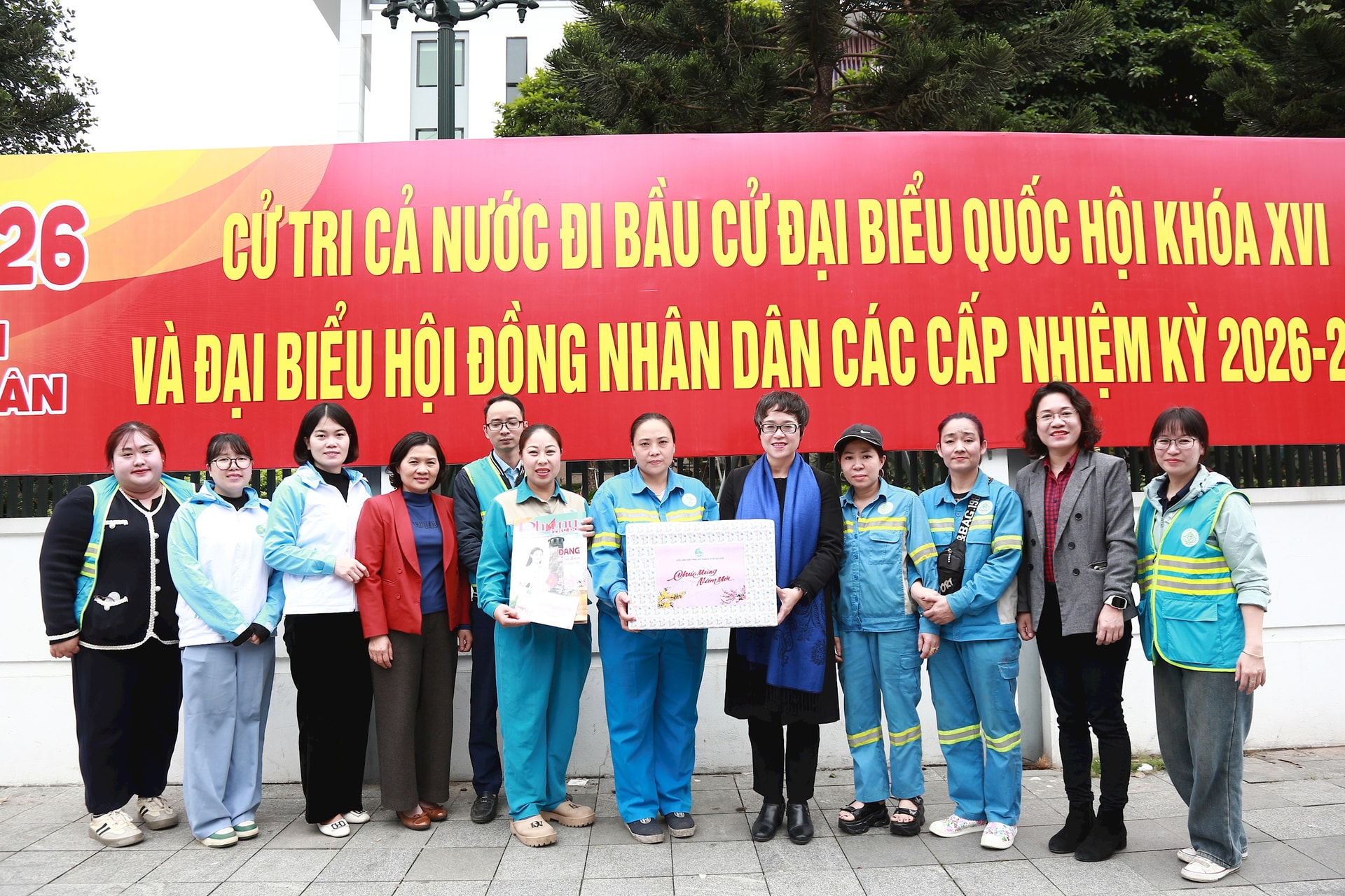 Hội Liên hiệp Phụ nữ Thành phố động viên, tặng quà nữ công nhân môi trường- Ảnh 3.