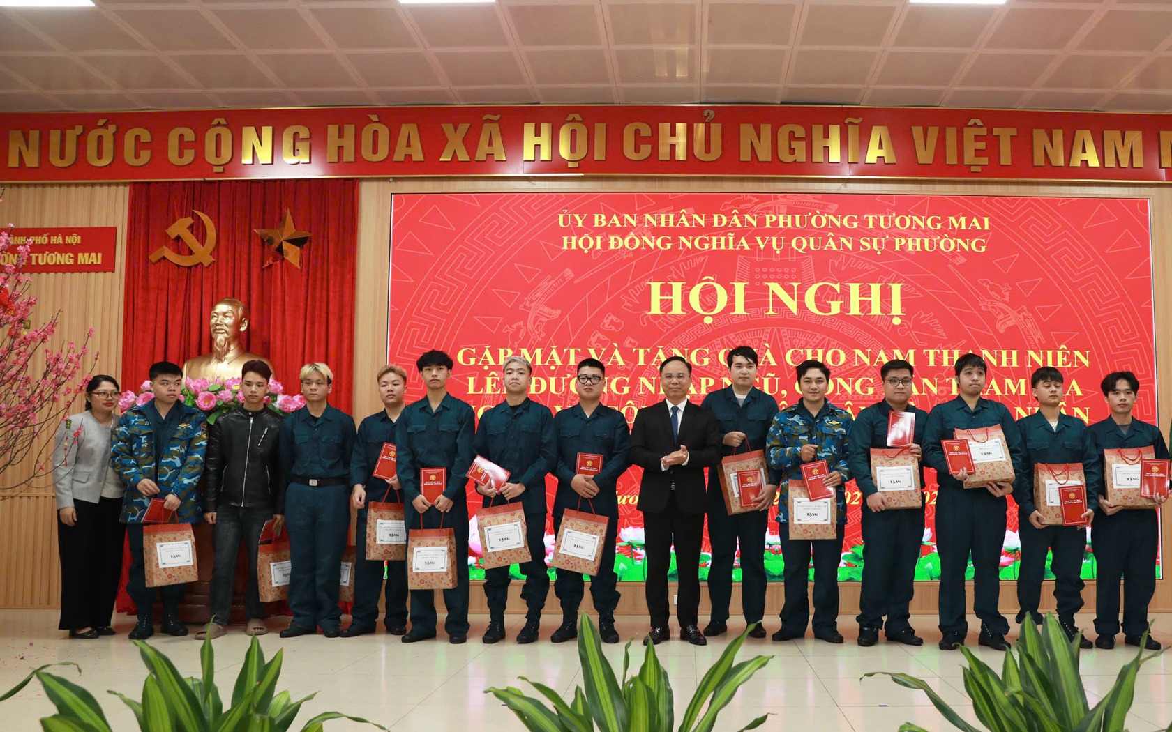 Bí thư Đảng ủy, Chủ tịch HĐND phường Tương Mai Võ Xuân Trọng trao quà động viên các tân binh