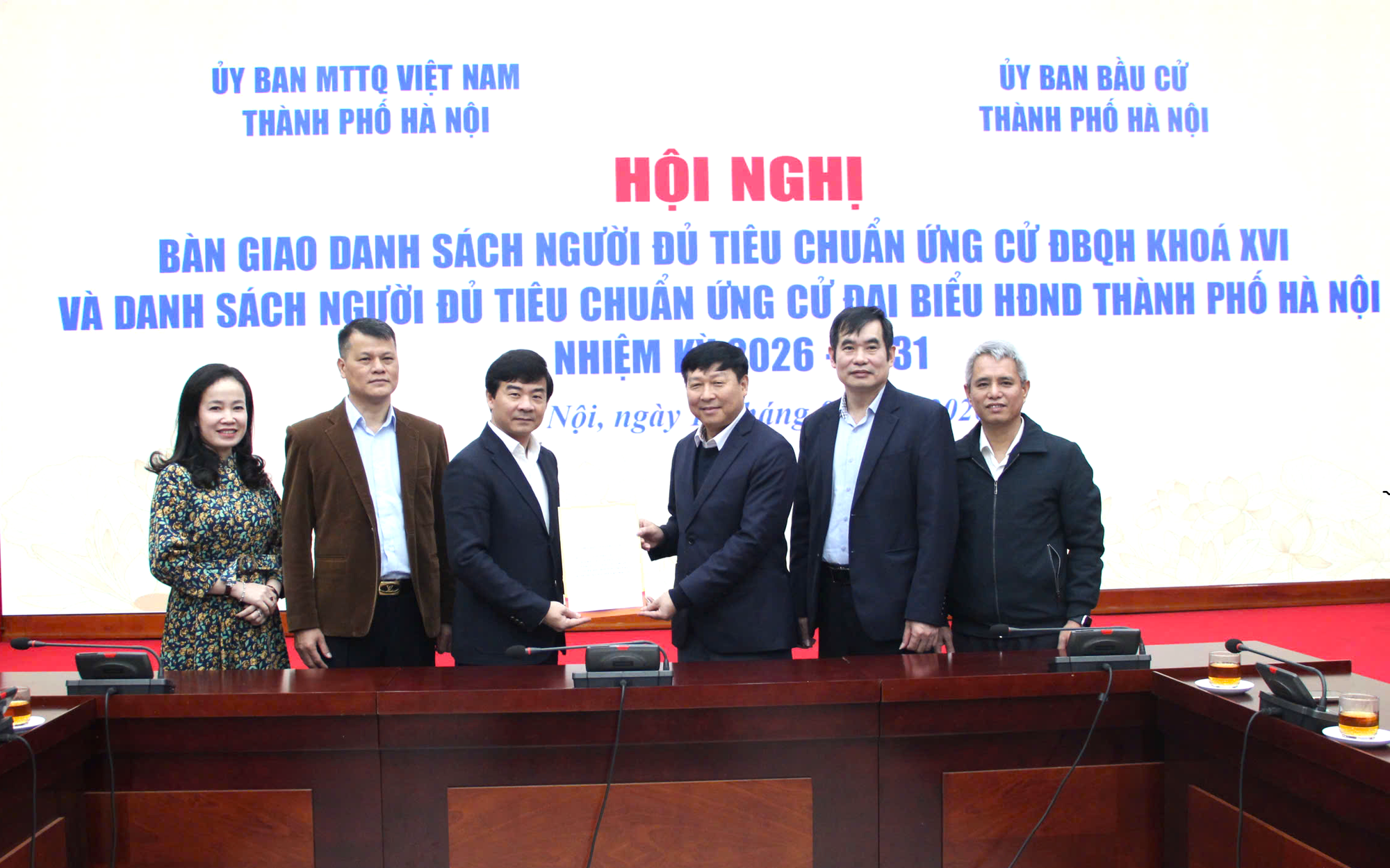 Đồng chí Phạm Anh Tuấn và đồng chí Nguyễn Xuân Lưỡng bàn giao hồ sơ danh sách người đủ tiêu chuẩn ứng cử đại biểu Quốc hội khóa XVI và đại biểu HĐND thành phố Hà Nội nhiệm kỳ 2026-2031.