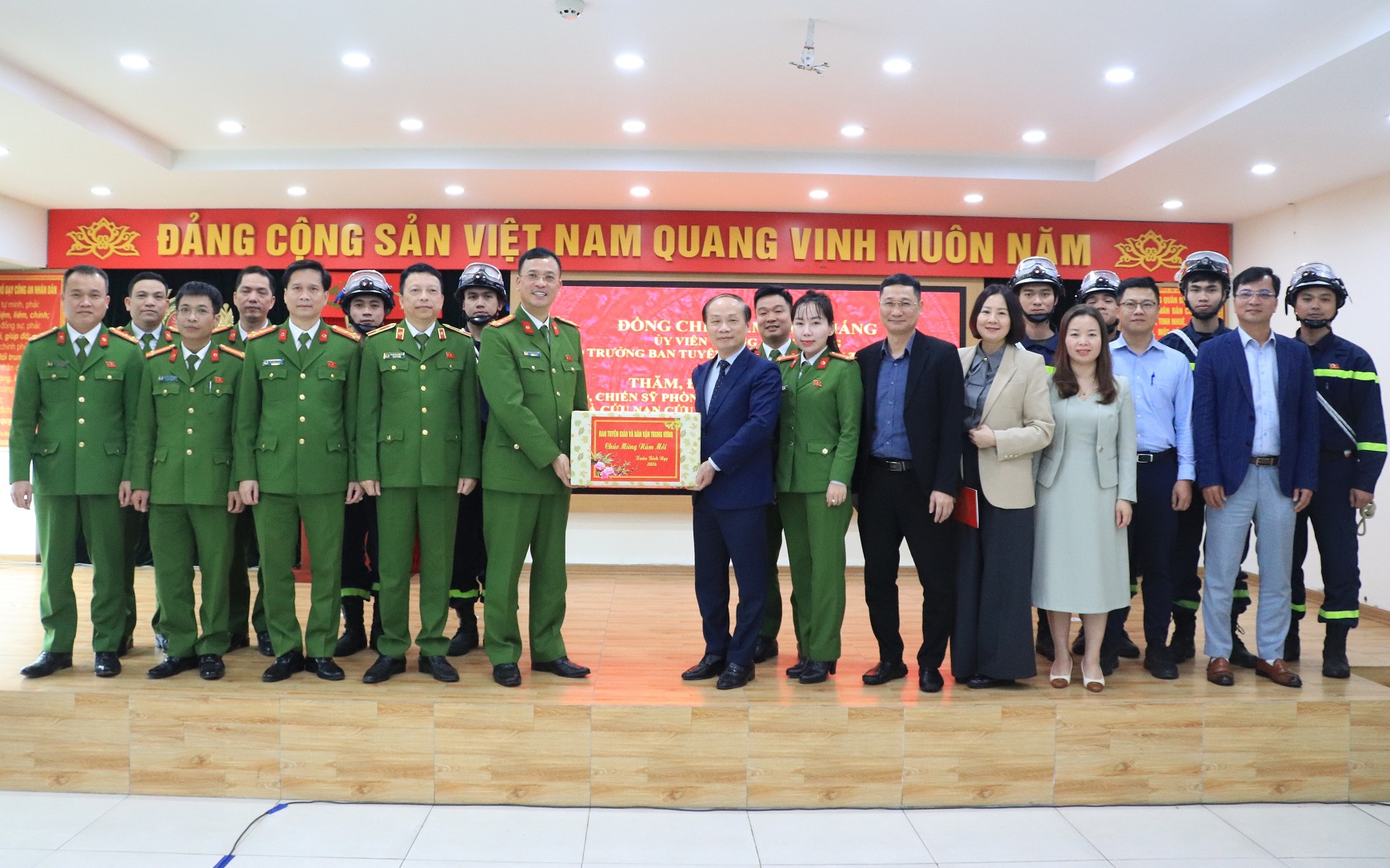 Đồng chí Phạm Tất Thắng tặng quà CBCS lực lượng Cảnh sát PCCC và CNCH Thủ đô nhân dịp Tết Nguyên đán 2026