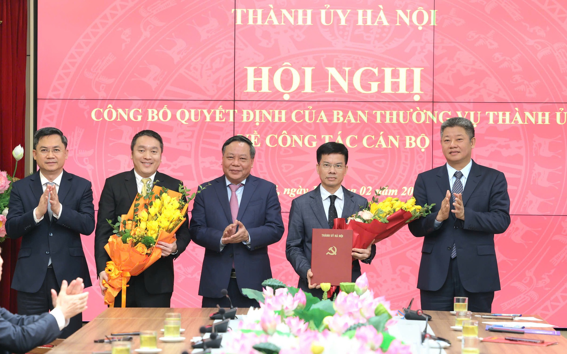 Phó Bí thư Thường trực Thành ủy Nguyễn Văn Phong và Phó Chủ tịch UBND Thành phố Nguyễn Mạnh Quyền trao quyết định và tặng hoa chúc mừng các đồng chí Bùi Duy Cường và Bùi Bảo Tuấn