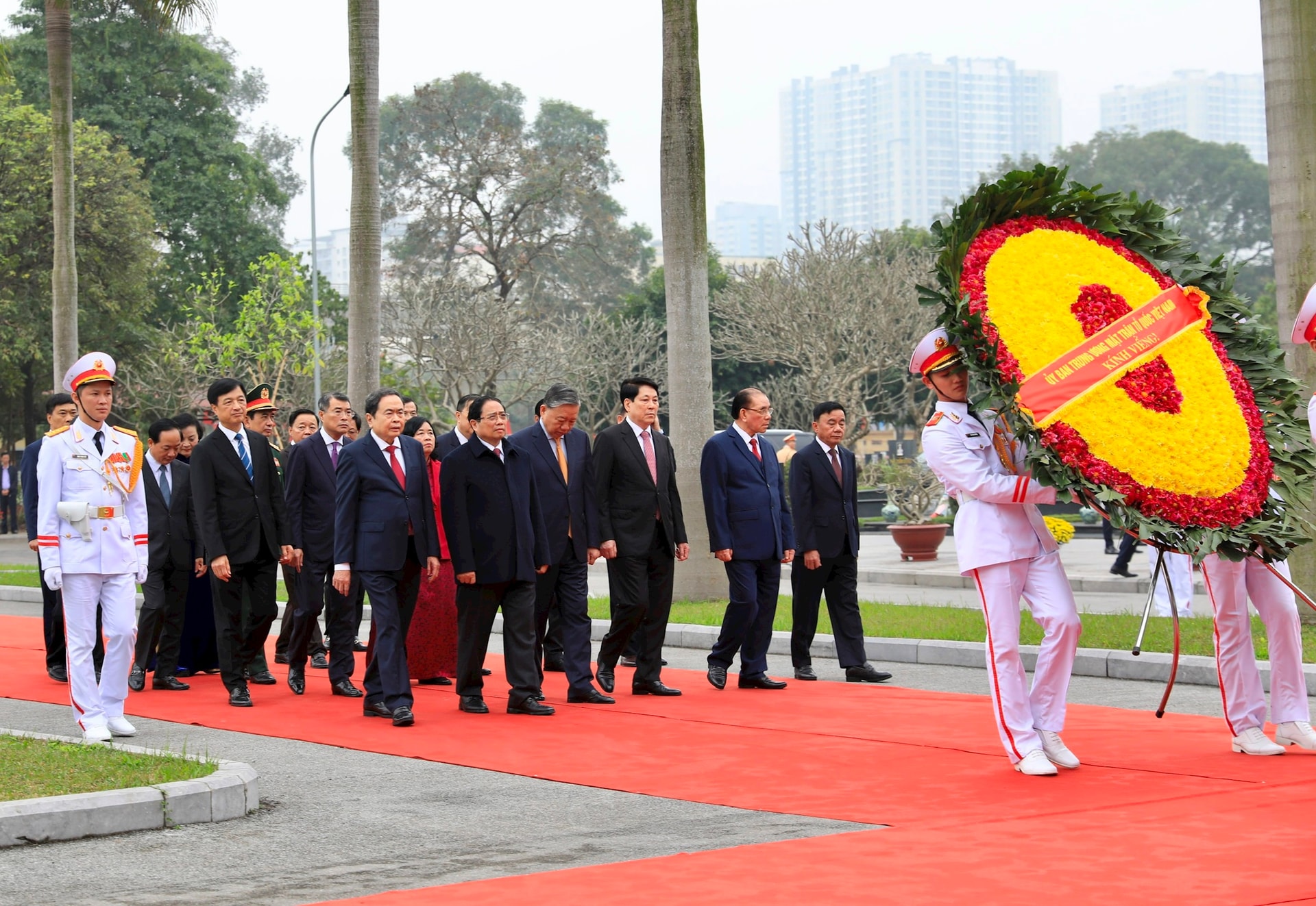 Lãnh đạo Đảng, Nhà nước và thành phố Hà Nội dâng hương tại Nghĩa trang Mai Dịch- Ảnh 1.