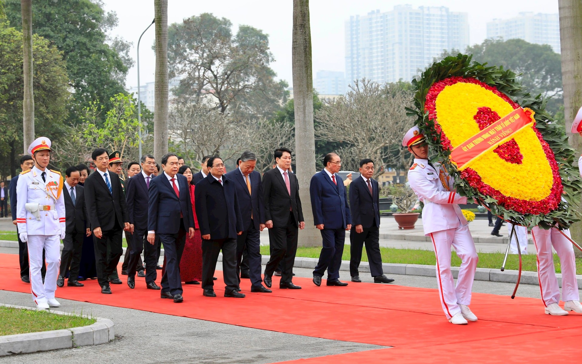 Đoàn đại biểu Ban Chấp hành Trung ương Đảng, Nhà nước, Quốc hội, Chính phủ, Ủy ban Trung ương Mặt trận Tổ quốc Việt Nam dâng hương tại Nghĩa trang Mai Dịch.
