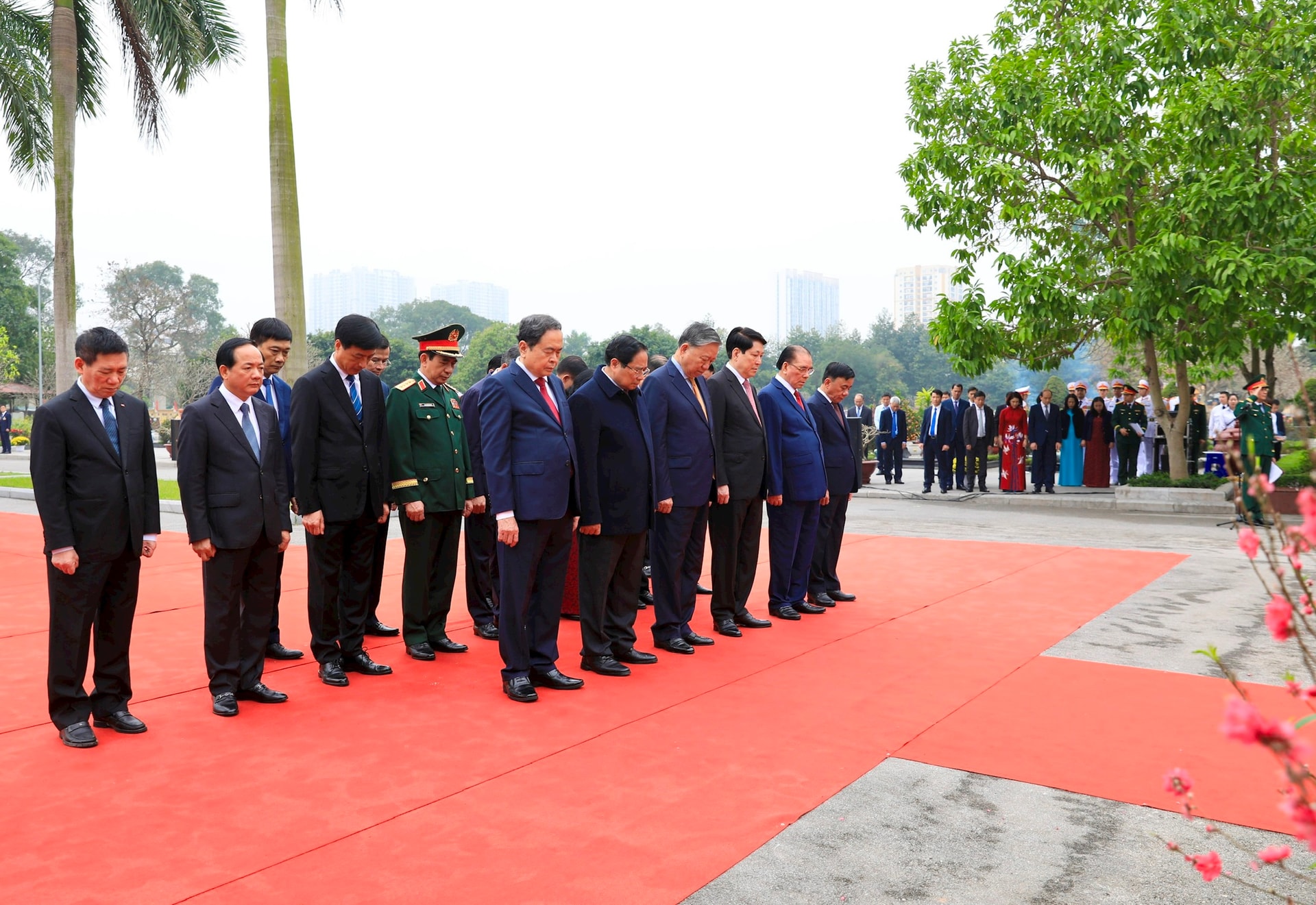 Lãnh đạo Đảng, Nhà nước và thành phố Hà Nội dâng hương tại Nghĩa trang Mai Dịch- Ảnh 2.