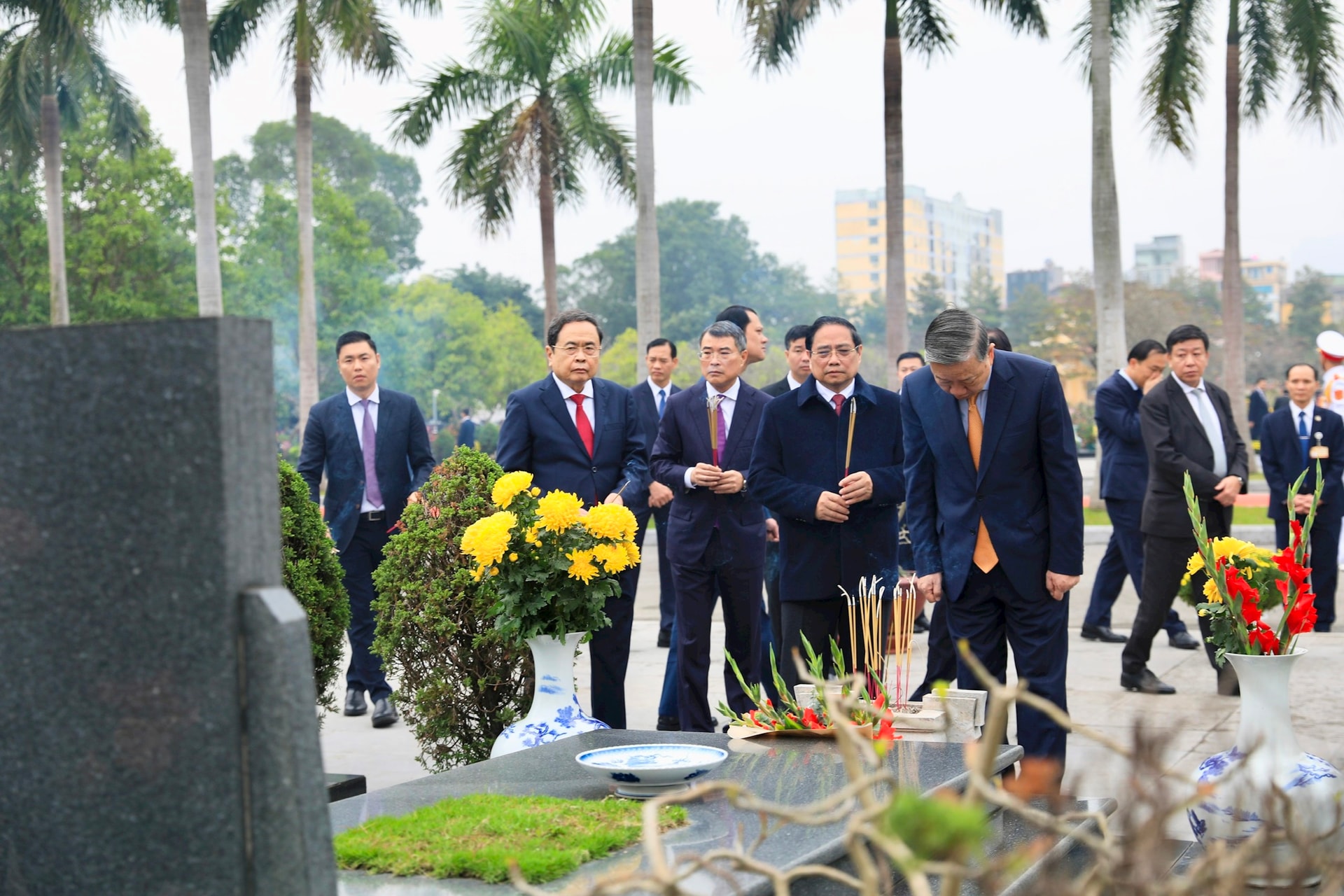 Lãnh đạo Đảng, Nhà nước và thành phố Hà Nội dâng hương tại Nghĩa trang Mai Dịch- Ảnh 3.