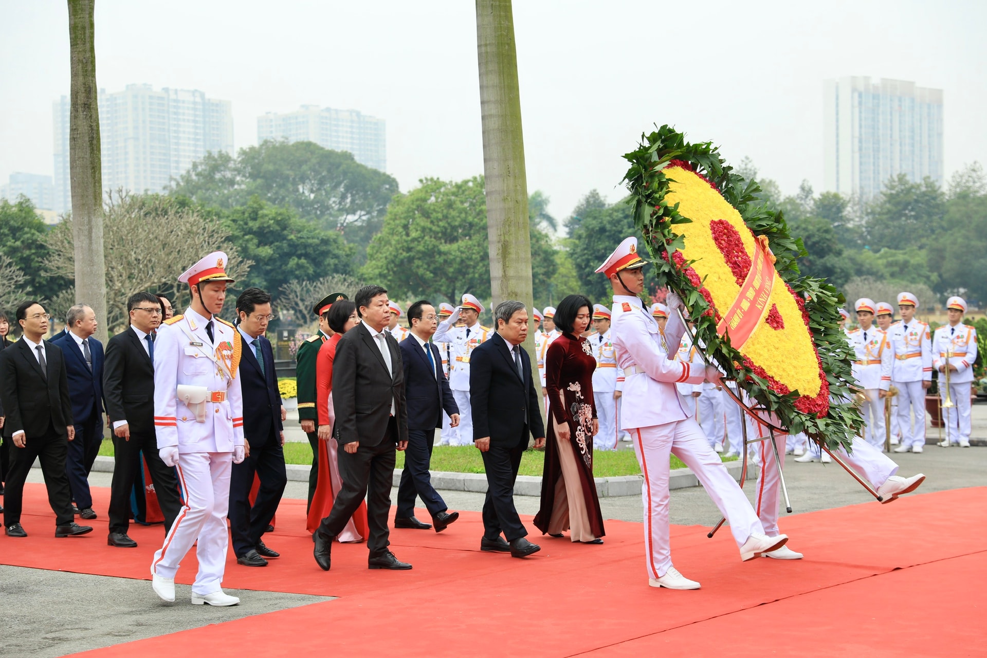 Lãnh đạo Đảng, Nhà nước và thành phố Hà Nội dâng hương tại Nghĩa trang Mai Dịch- Ảnh 4.