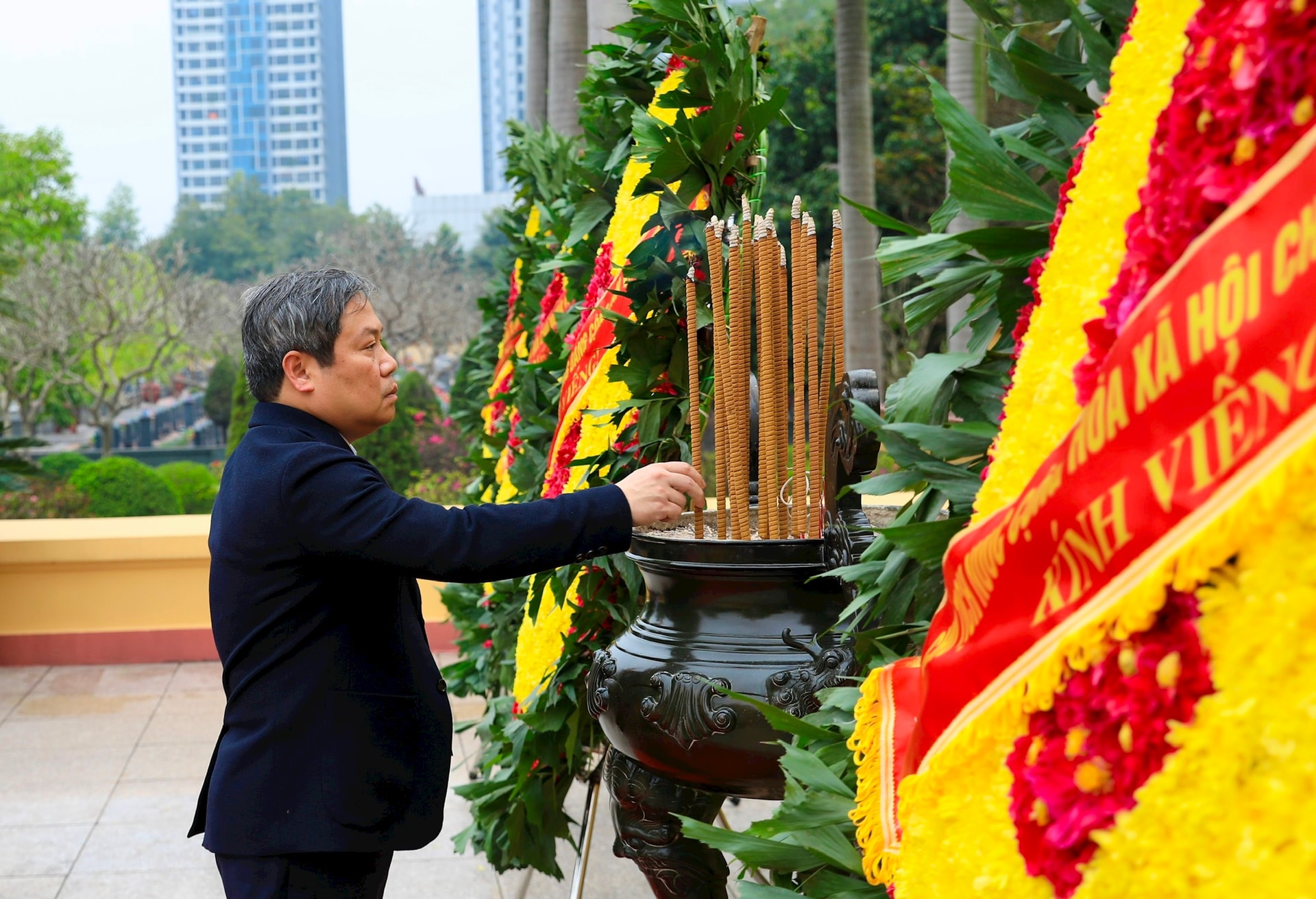 Lãnh đạo Đảng, Nhà nước và thành phố Hà Nội dâng hương tại Nghĩa trang Mai Dịch- Ảnh 6.