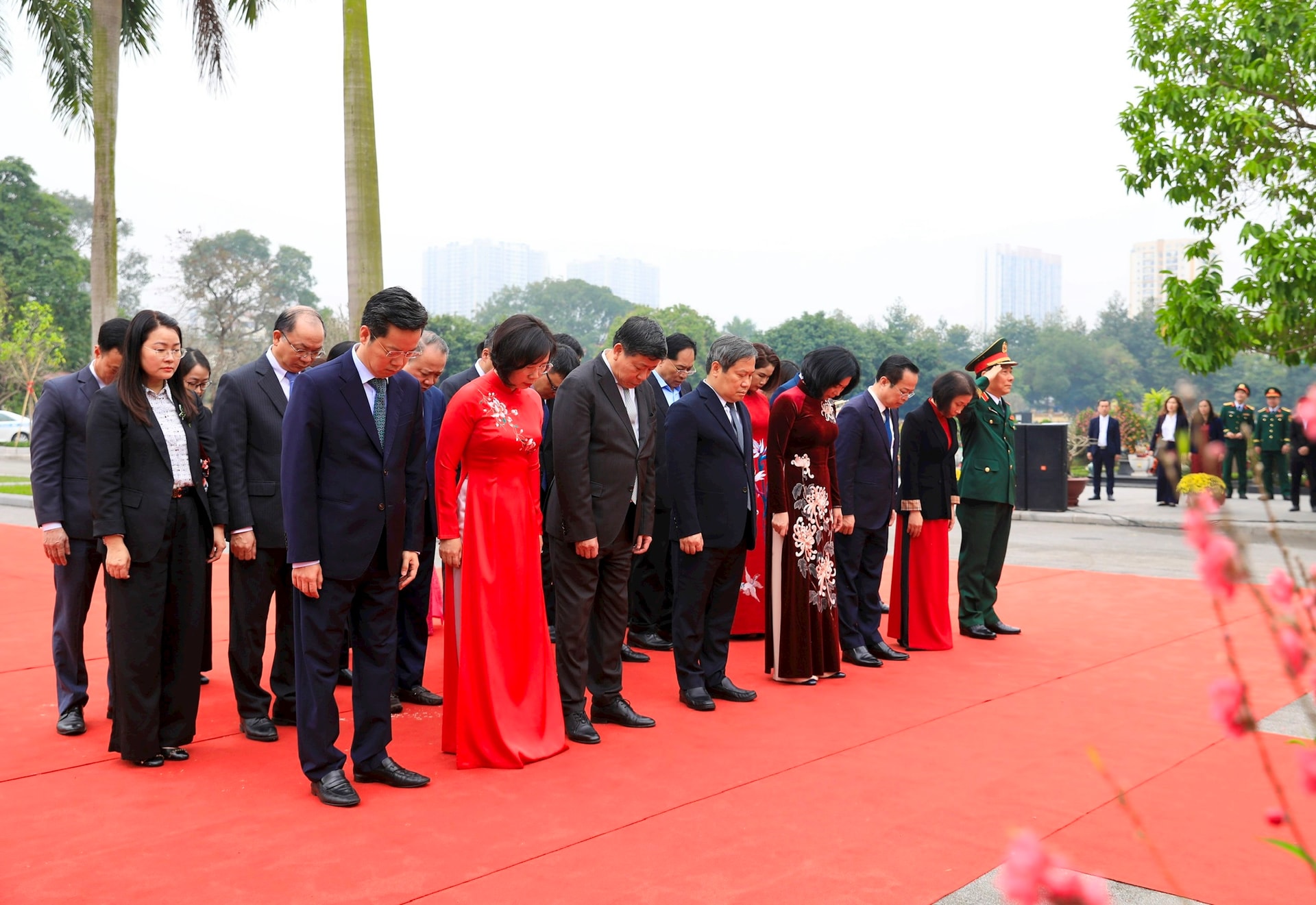 Lãnh đạo Đảng, Nhà nước và thành phố Hà Nội dâng hương tại Nghĩa trang Mai Dịch- Ảnh 5.