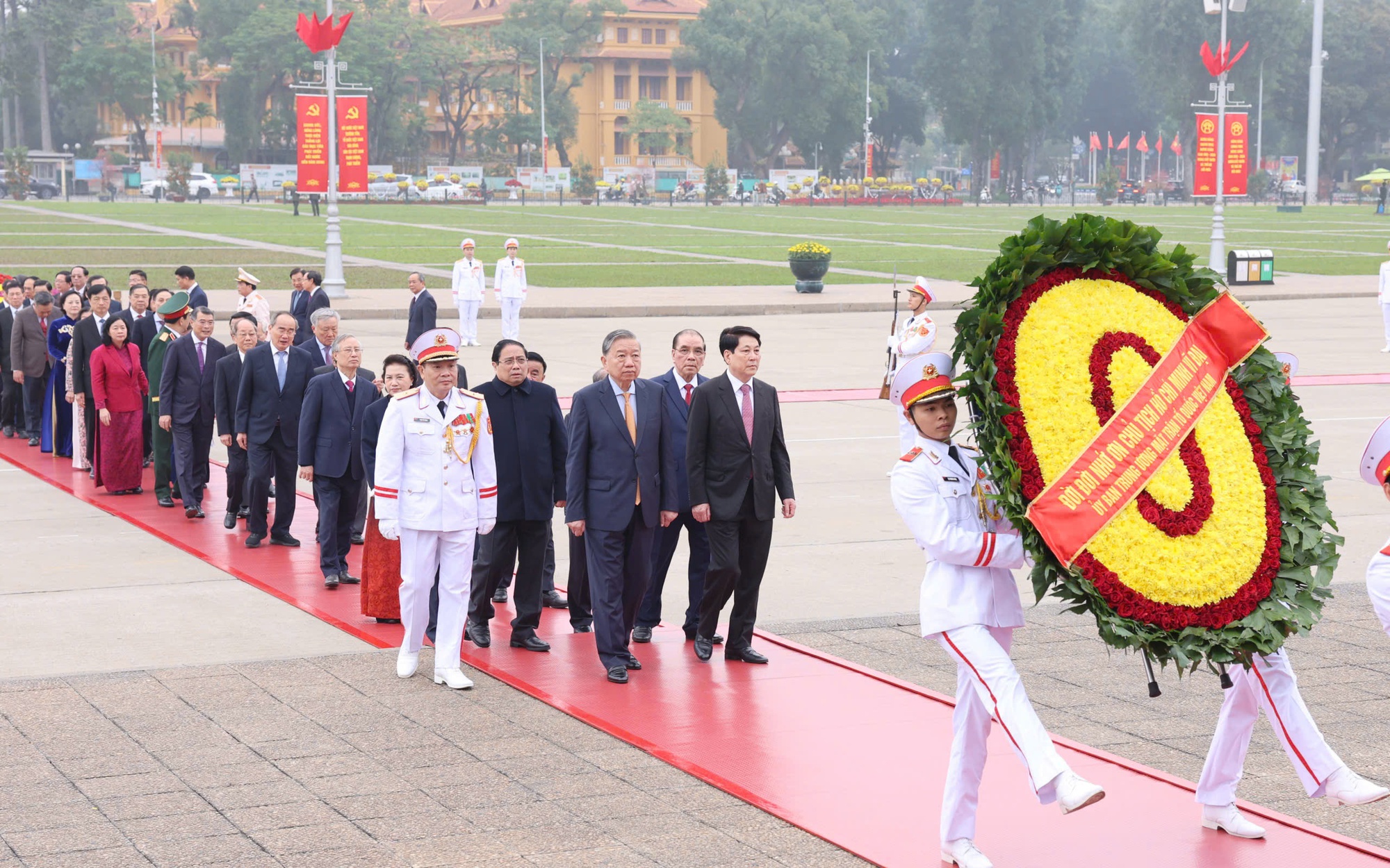 Các đồng chí lãnh đạo Đảng, Nhà nước đặt vòng hoa, vào Lăng viếng Chủ tịch Hồ Chí Minh.