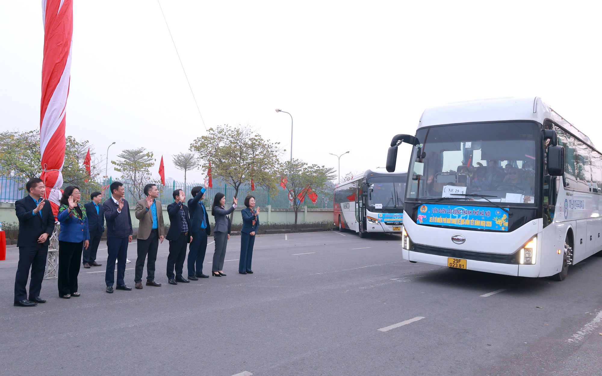 Các đồng chí lãnh đạo tiễn công nhân về quê đón Tết.