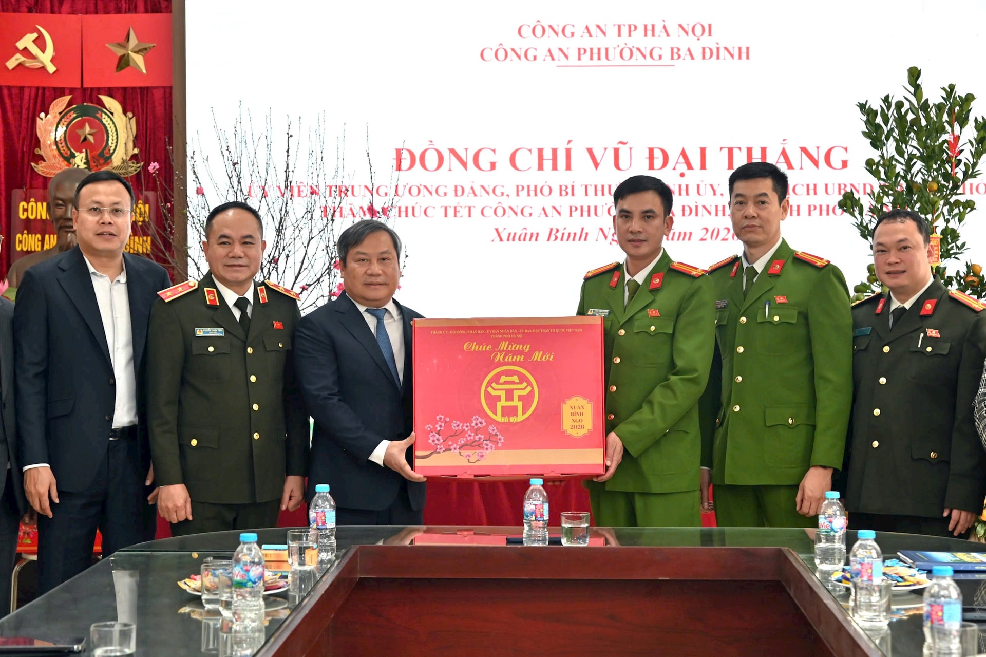 Chủ tịch UBND Thành phố Vũ Đại Thắng thăm, động viên cán bộ, chiến sĩ Công an phường Ba Đình- Ảnh 1.