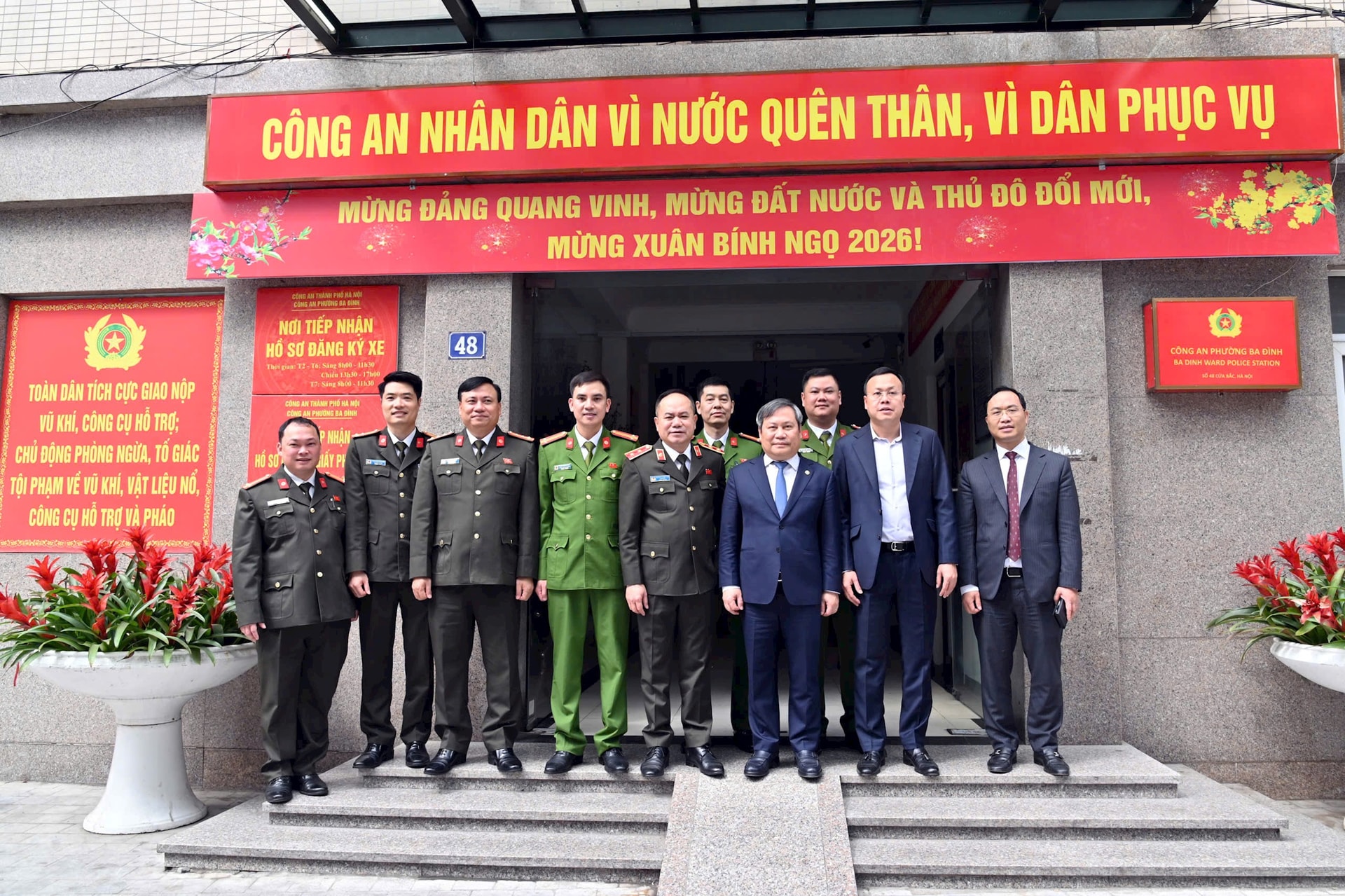 Chủ tịch UBND Thành phố Vũ Đại Thắng thăm, động viên cán bộ, chiến sĩ Công an phường Ba Đình- Ảnh 4.