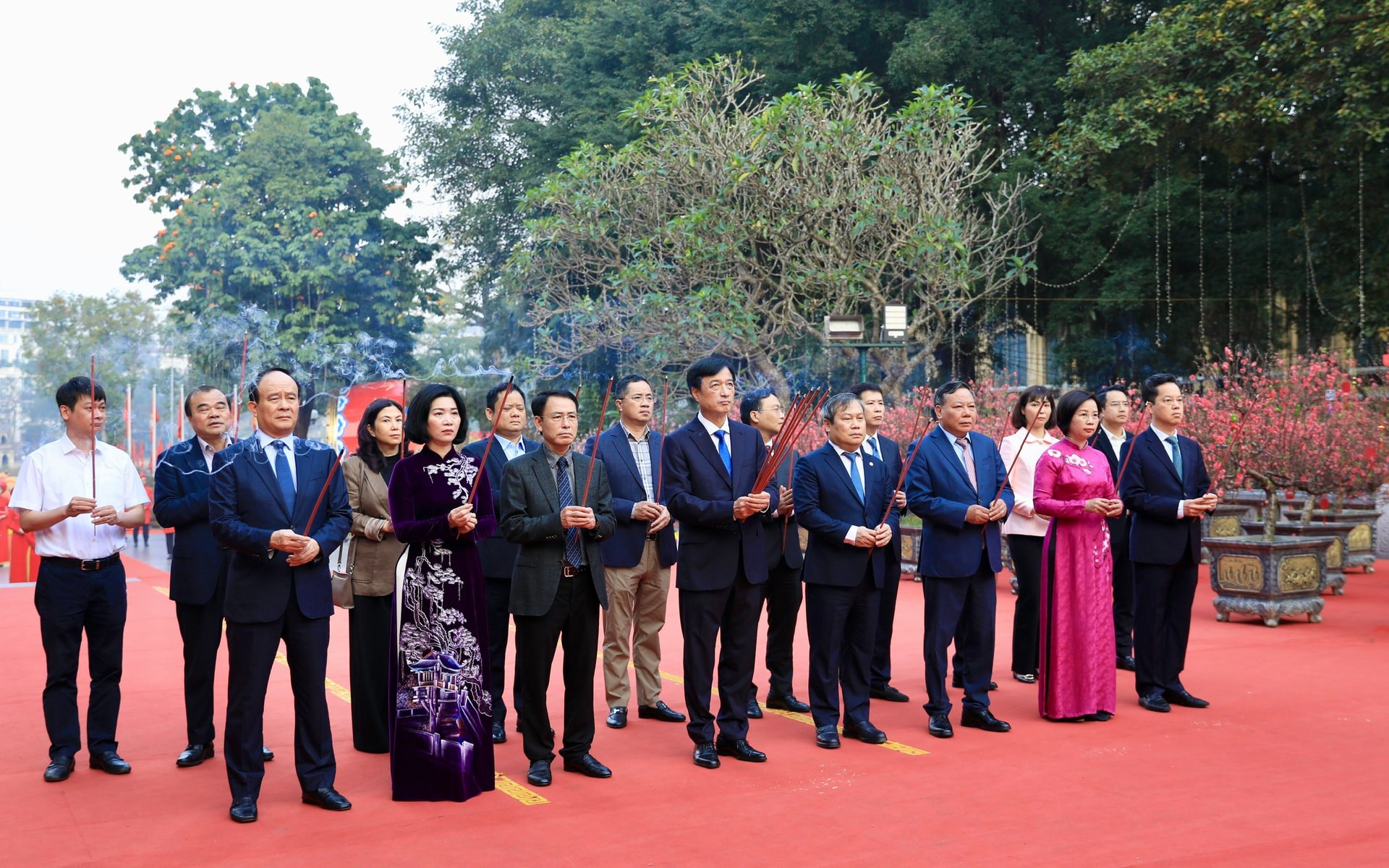 Bí thư Thành ủy Hà Nội Nguyễn Duy Ngọc và các đồng chí lãnh đạo Thành phố dâng hương tại Tượng đài vua Lý Thái Tổ