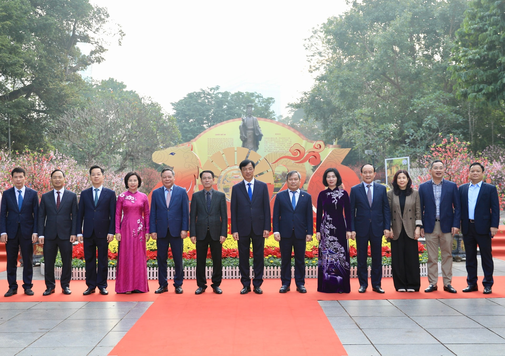 Lãnh đạo Thành phố dâng hương tưởng nhớ các vị liệt tổ, liệt tông và Chủ tịch Hồ Chí Minh- Ảnh 3.