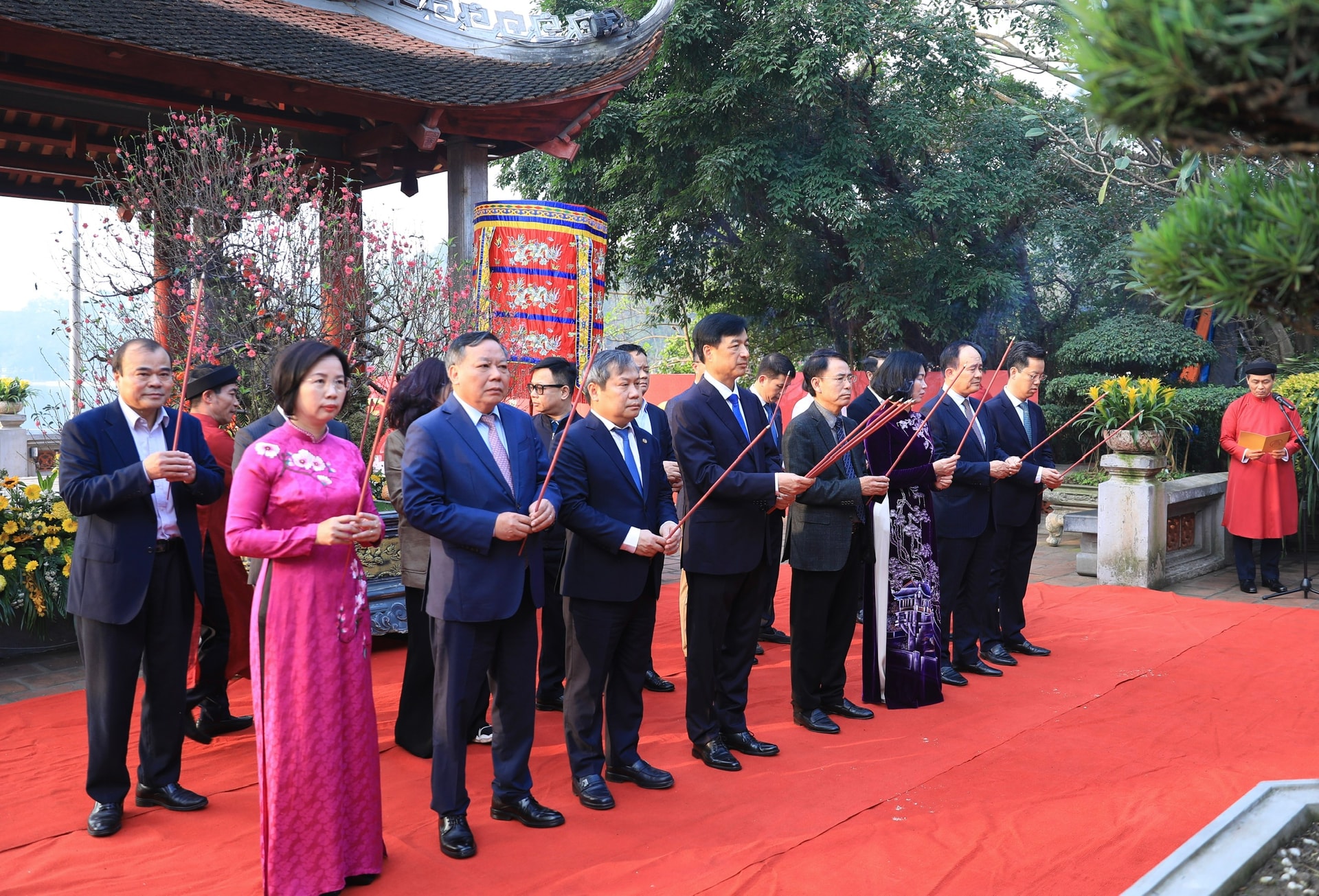 Lãnh đạo Thành phố dâng hương tưởng nhớ các vị liệt tổ, liệt tông và Chủ tịch Hồ Chí Minh- Ảnh 4.