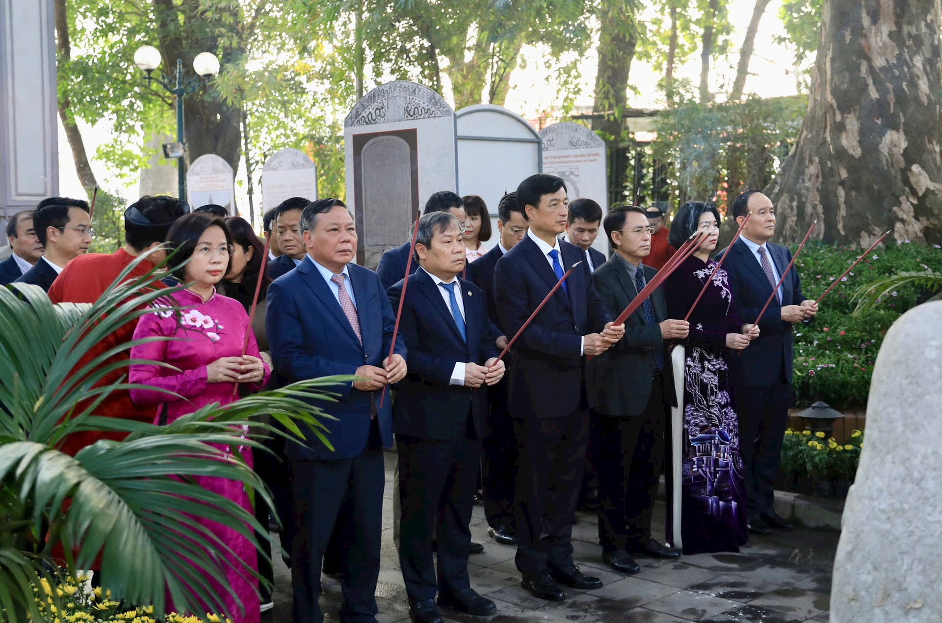 Lãnh đạo Thành phố dâng hương tưởng nhớ các vị liệt tổ, liệt tông và Chủ tịch Hồ Chí Minh- Ảnh 5.