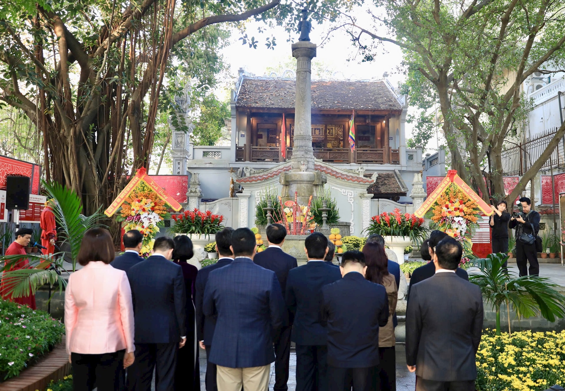 Lãnh đạo Thành phố dâng hương tưởng nhớ các vị liệt tổ, liệt tông và Chủ tịch Hồ Chí Minh- Ảnh 6.