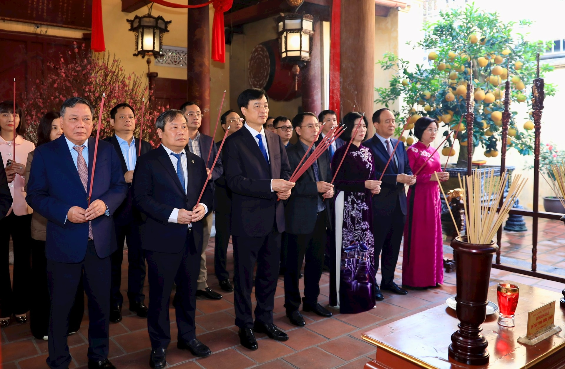 Lãnh đạo Thành phố dâng hương tưởng nhớ các vị liệt tổ, liệt tông và Chủ tịch Hồ Chí Minh- Ảnh 7.