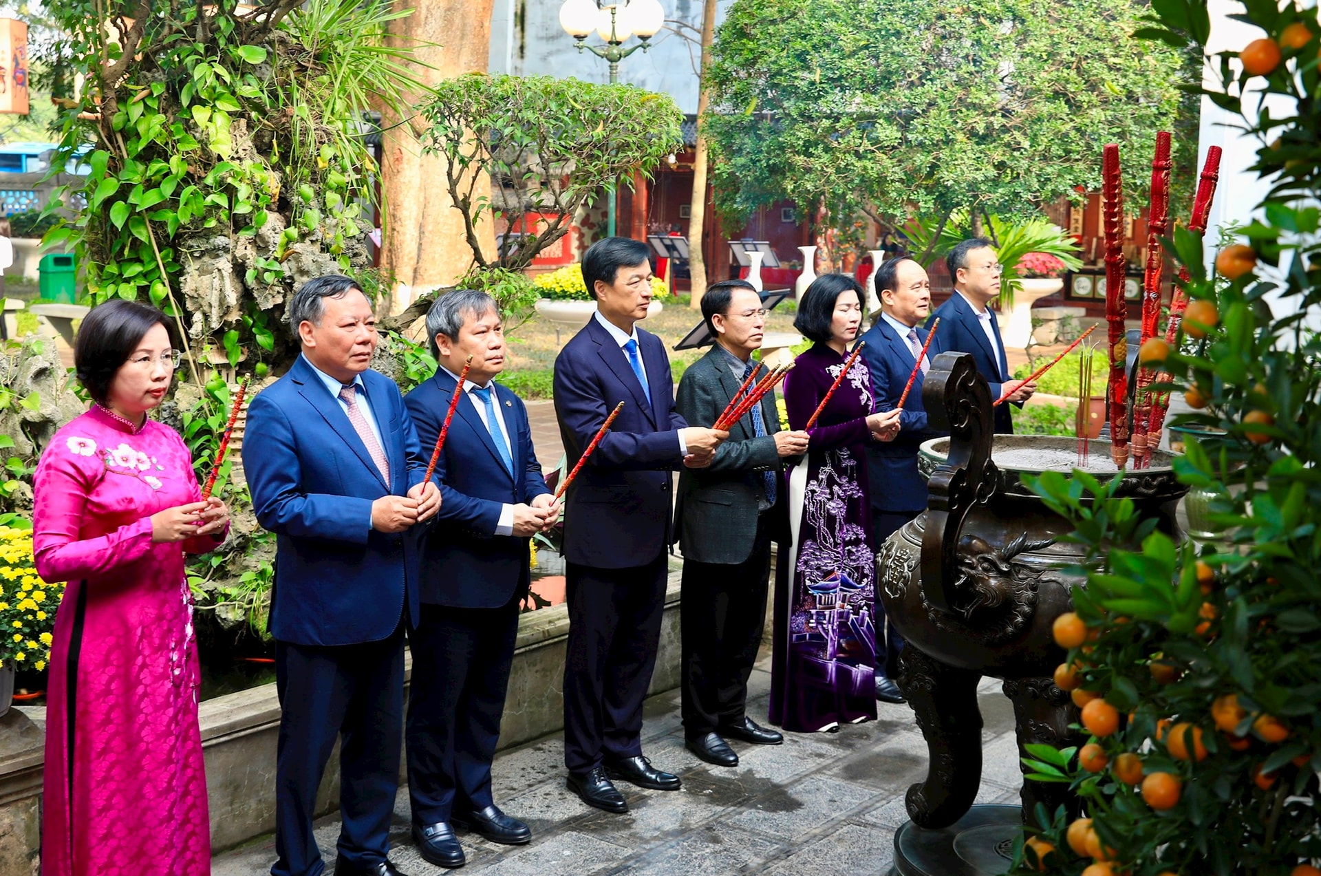 Lãnh đạo Thành phố dâng hương tưởng nhớ các vị liệt tổ, liệt tông và Chủ tịch Hồ Chí Minh- Ảnh 9.
