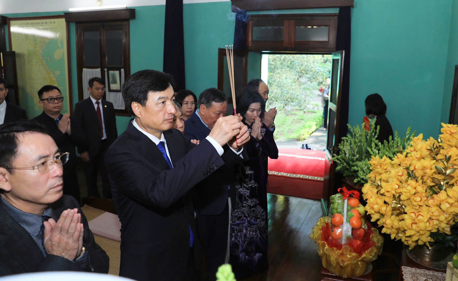 Lãnh đạo Thành phố dâng hương tưởng nhớ các vị liệt tổ, liệt tông và Chủ tịch Hồ Chí Minh- Ảnh 13.