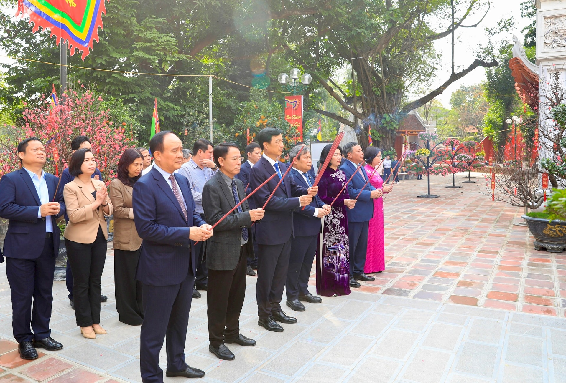Lãnh đạo Thành phố dâng hương tưởng nhớ các vị liệt tổ, liệt tông và Chủ tịch Hồ Chí Minh- Ảnh 11.