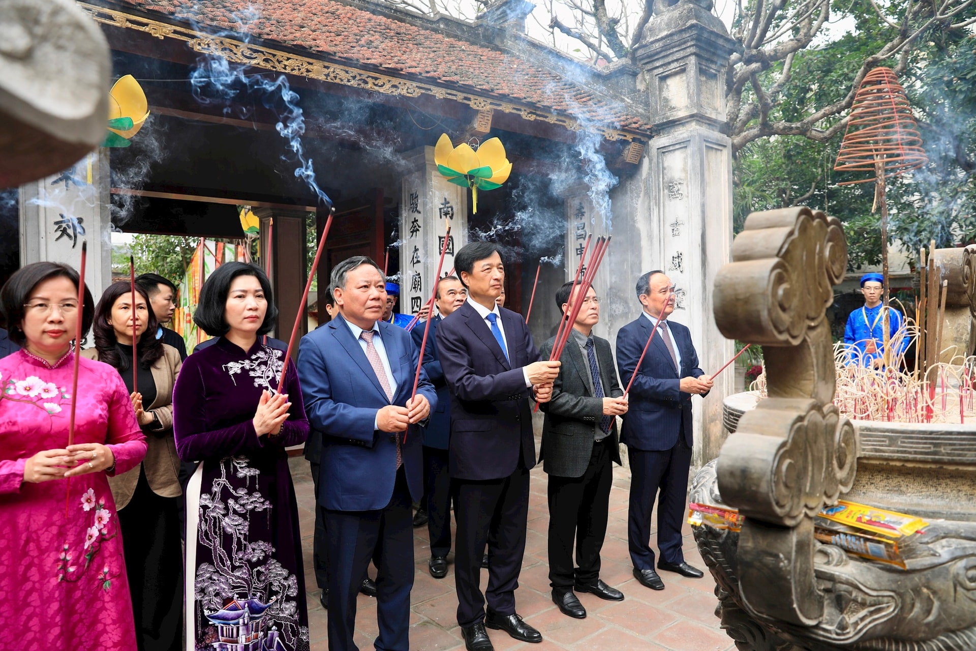 Lãnh đạo Thành phố dâng hương tưởng nhớ các vị liệt tổ, liệt tông và Chủ tịch Hồ Chí Minh- Ảnh 12.