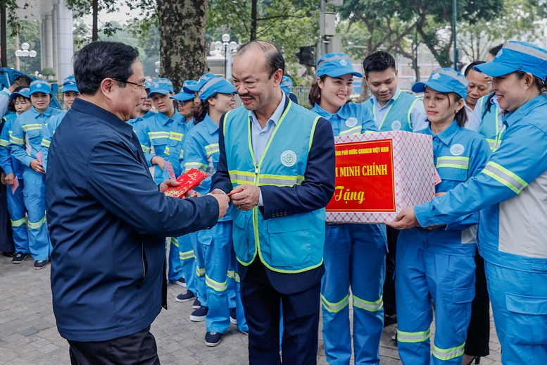 Thủ tướng Phạm Minh Chính thăm, động viên, chúc Tết công nhân vệ sinh môi trường ở Hà Nội- Ảnh 2.
