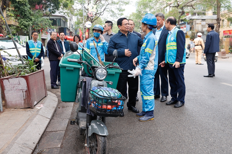 Thủ tướng Phạm Minh Chính thăm, động viên, chúc Tết công nhân vệ sinh môi trường ở Hà Nội- Ảnh 3.