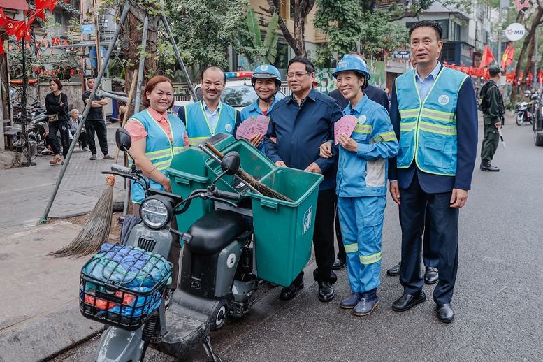 Thủ tướng Phạm Minh Chính thăm, động viên, chúc Tết công nhân vệ sinh môi trường ở Hà Nội- Ảnh 5.