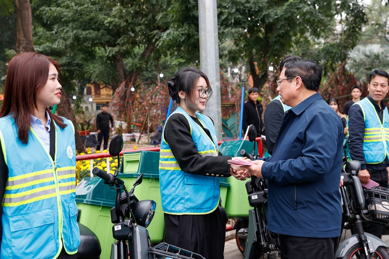 Thủ tướng Phạm Minh Chính thăm, động viên, chúc Tết công nhân vệ sinh môi trường ở Hà Nội- Ảnh 10.