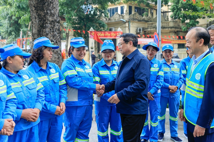 Prime minister visits Hanoi sanitation workers ahead of Tet- Ảnh 1.