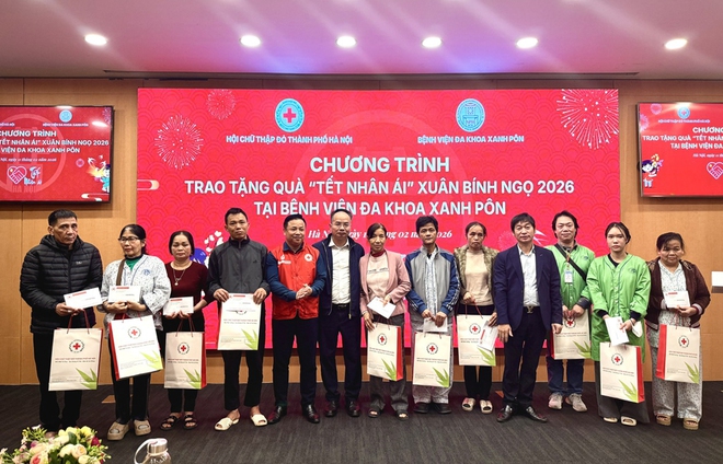 Hanoi Red Cross presents Tet gifts to disadvantaged patients- Ảnh 1.