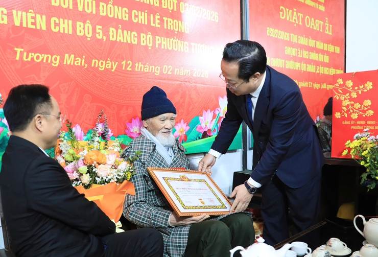 Hanoi leader awards 80-year Party badge to veteran member- Ảnh 1.